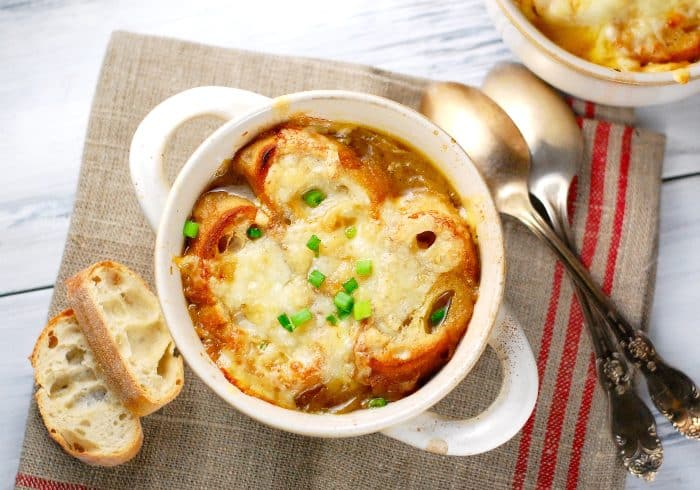 Zuppa di cipolle con erbe aromatiche